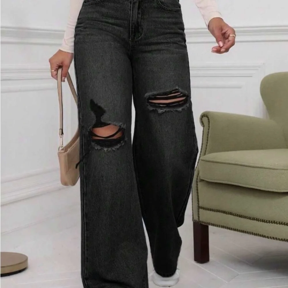NWT Women's Charcoal Distressed Wide Leg Jeans - Picture 3 of 6